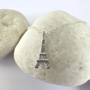 Sophisticated Parisien chic anklet in silver with a charm of the Eiffel Tower.