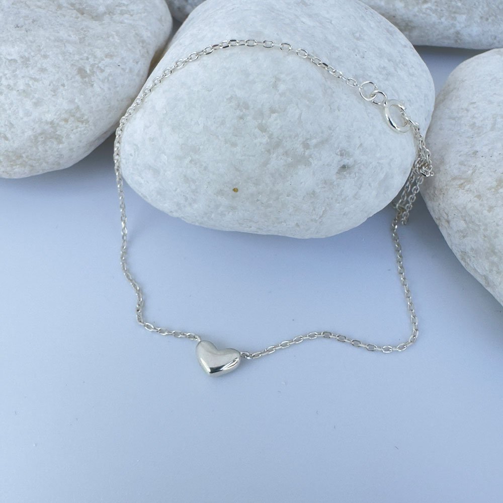 E4-Anklet-(2) Stunning silver ankle bracelet with a cute solid silver heart charm on a white rock.